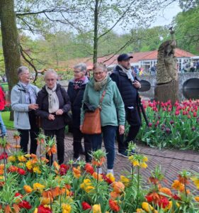 dames bewonderen de keizerskroon.